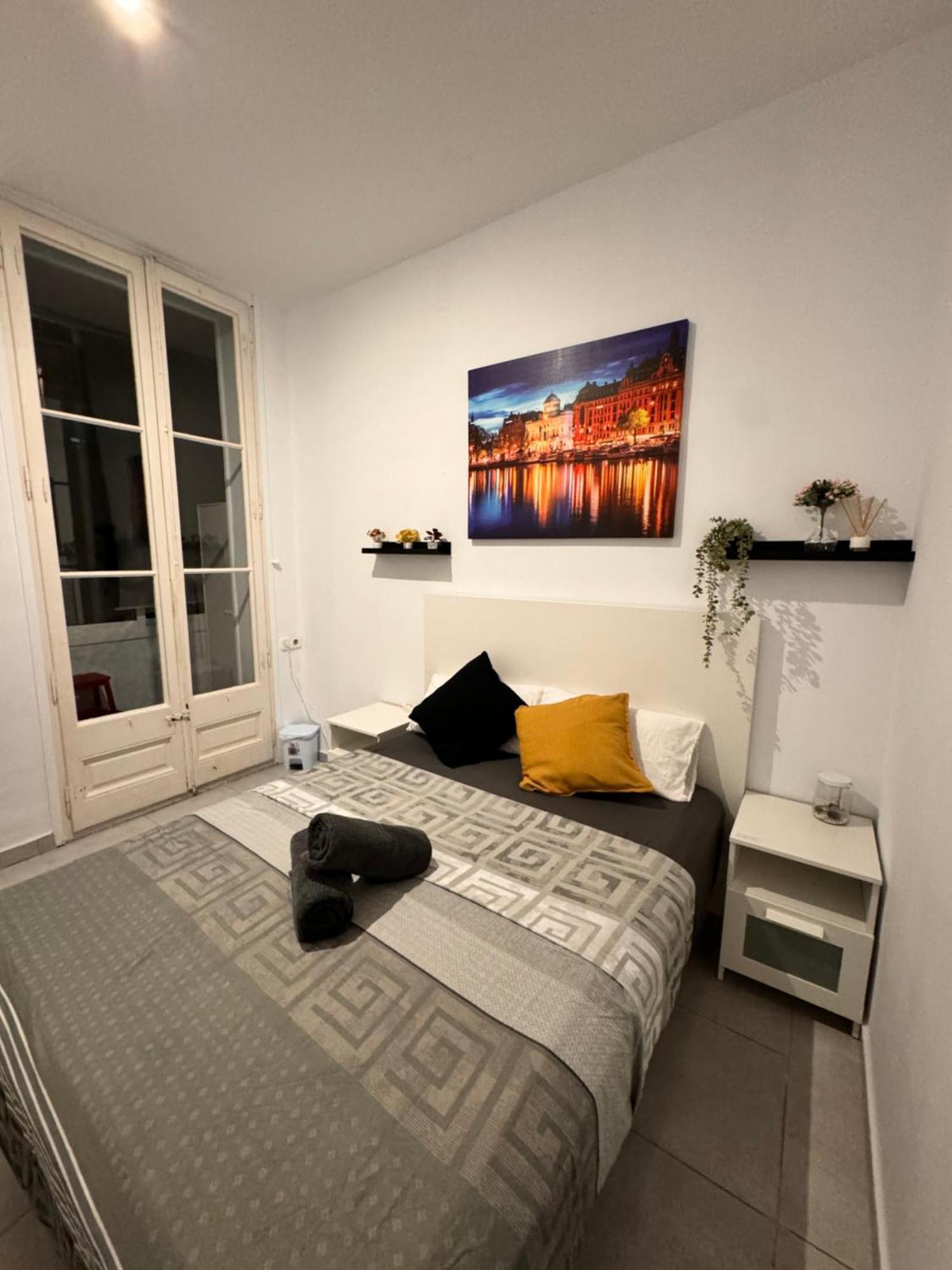 Rooms In Spacious Apartment In City Center バルセロナ エクステリア 写真
