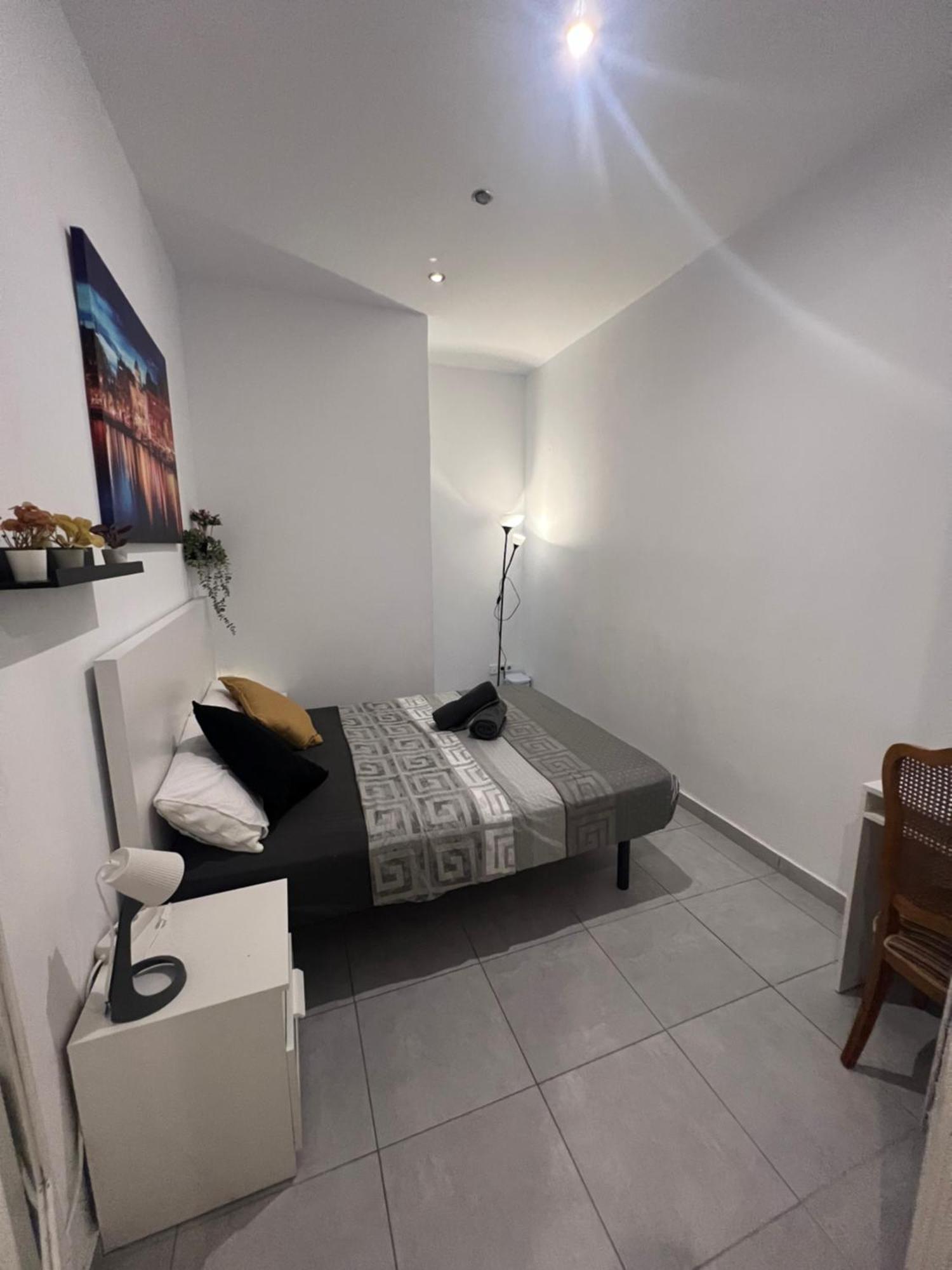 Rooms In Spacious Apartment In City Center バルセロナ エクステリア 写真