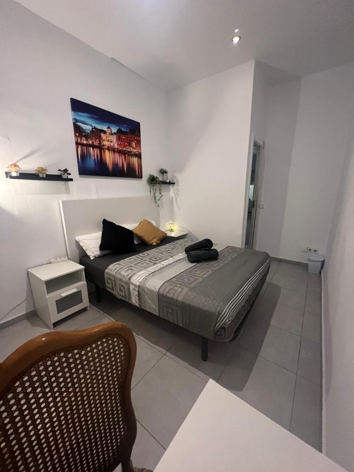 Rooms In Spacious Apartment In City Center バルセロナ エクステリア 写真