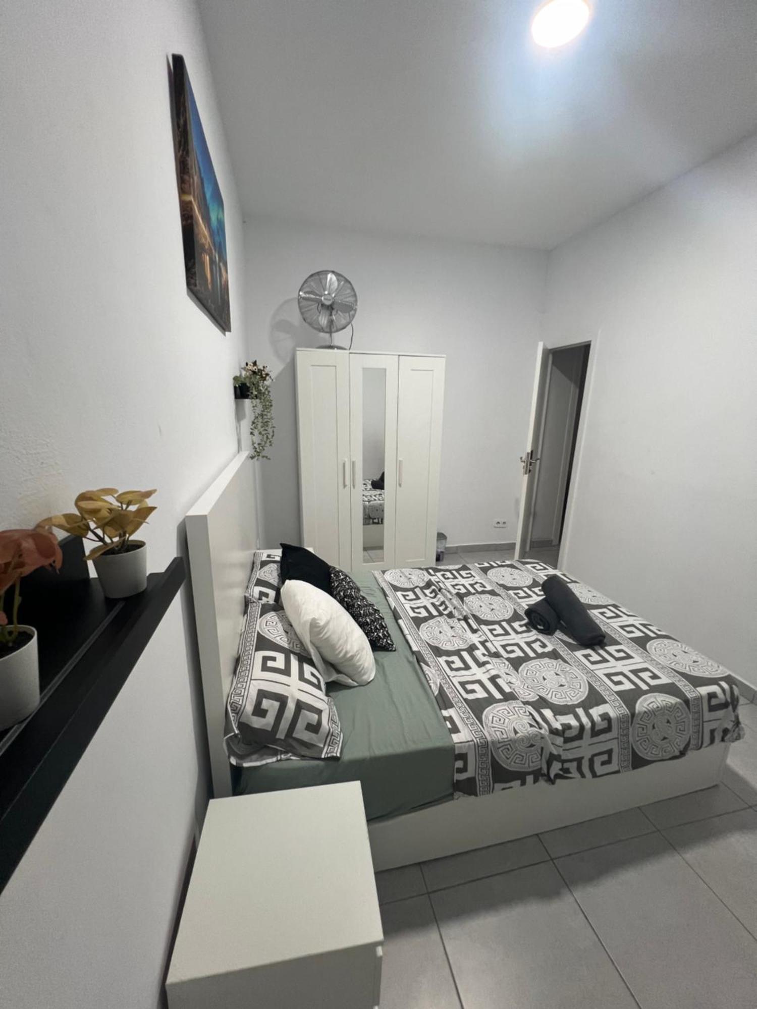 Rooms In Spacious Apartment In City Center バルセロナ エクステリア 写真