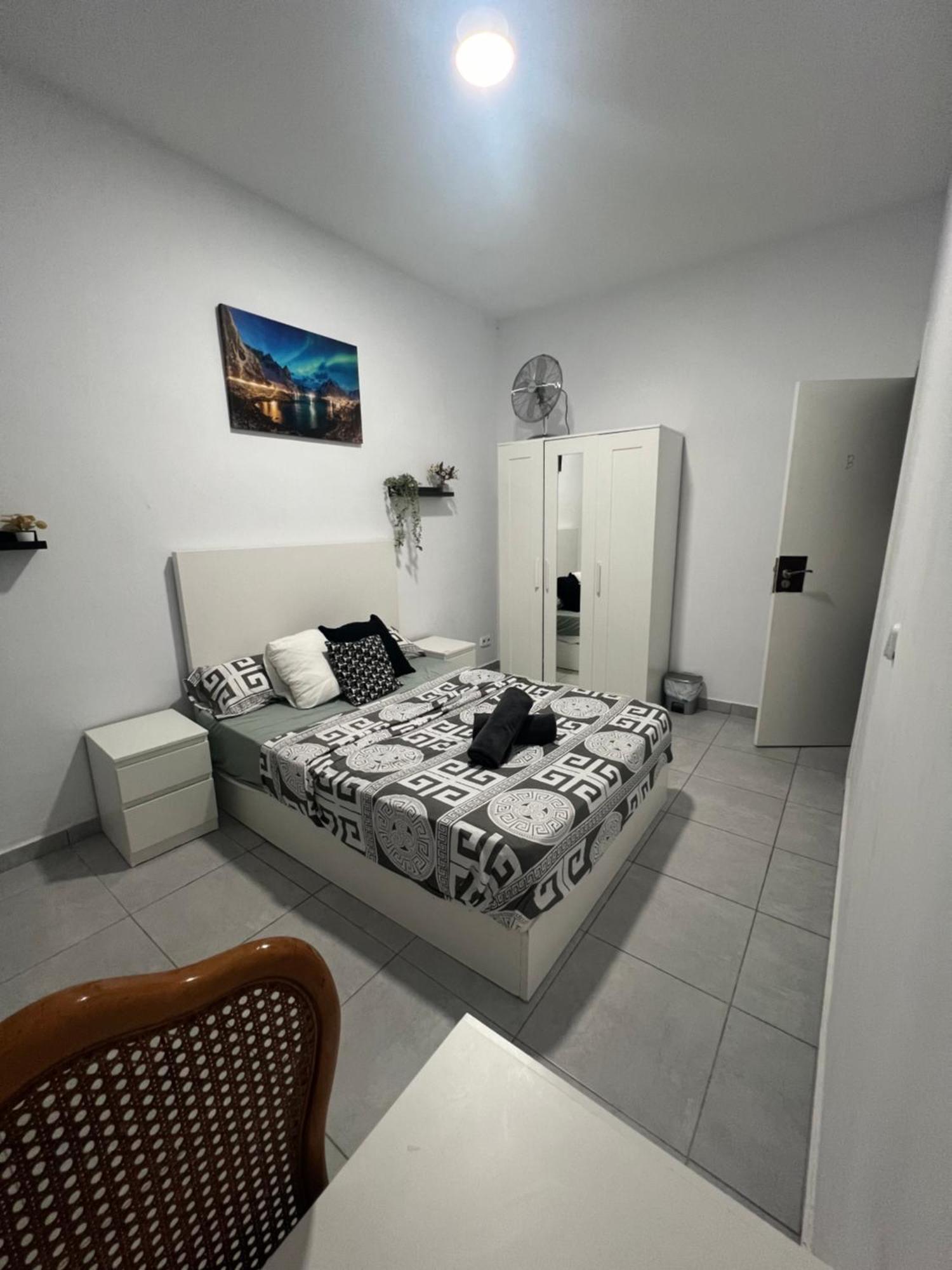Rooms In Spacious Apartment In City Center バルセロナ エクステリア 写真