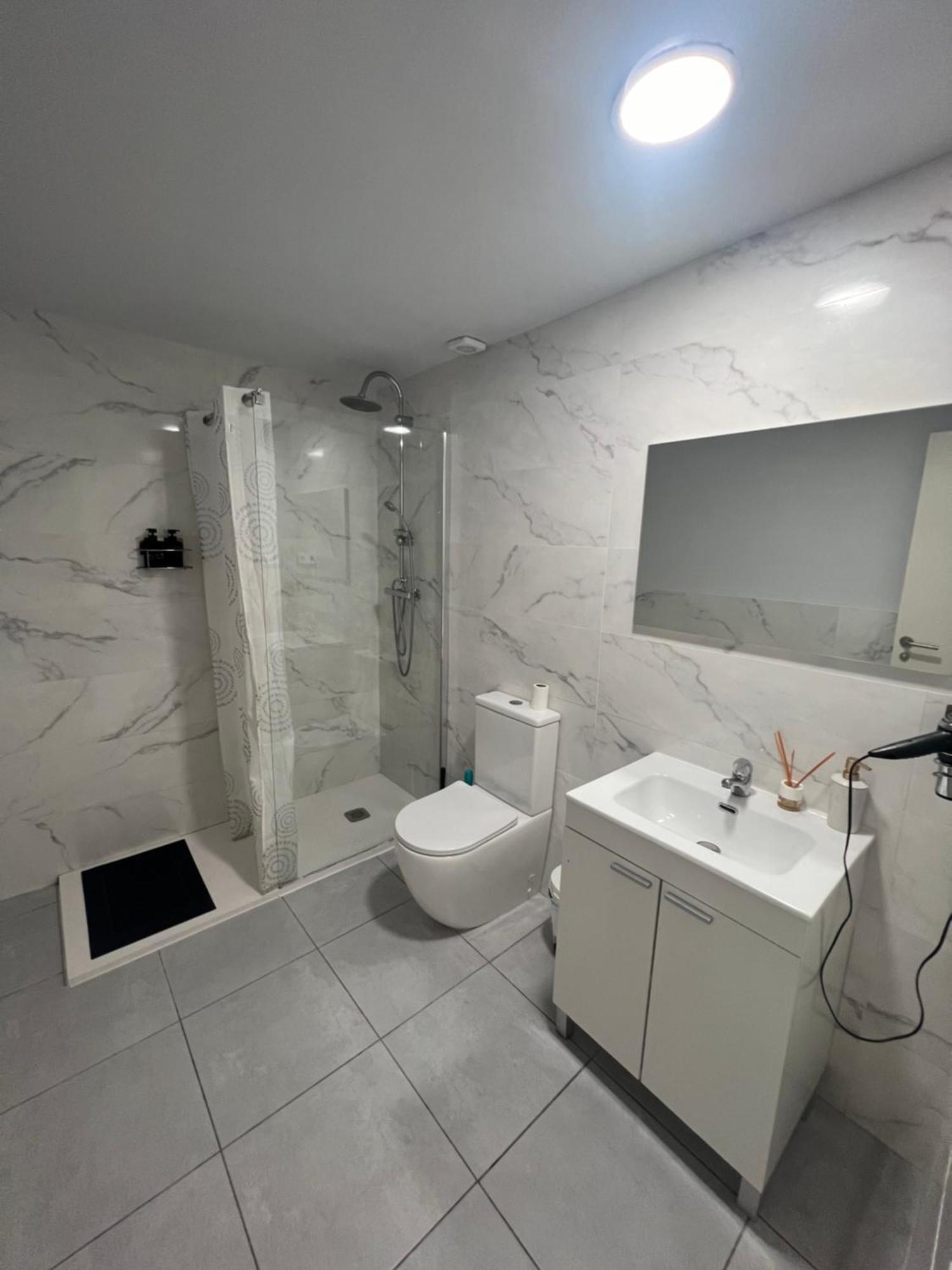 Rooms In Spacious Apartment In City Center バルセロナ エクステリア 写真